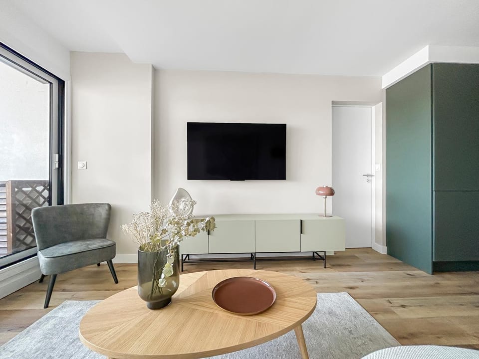 Communal lounge/ TV room, TV and multimedia, Living room, Seating area, Evening entertainment