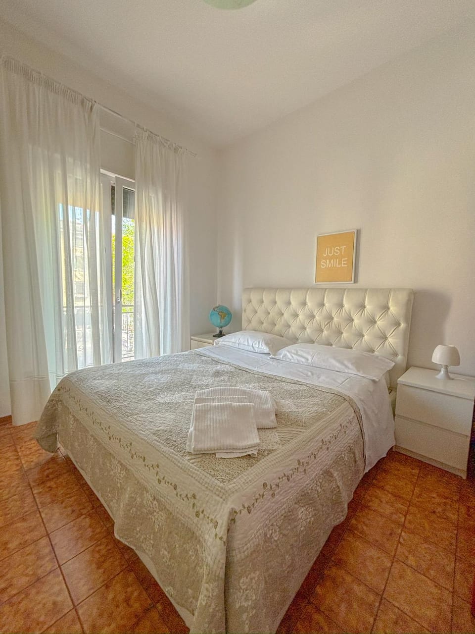Photo of the whole room, towels