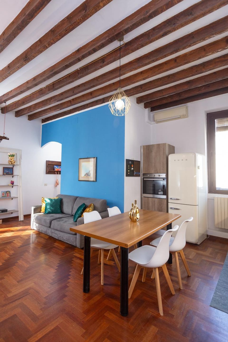 Kitchen or kitchenette, Living room, Seating area, Dining area
