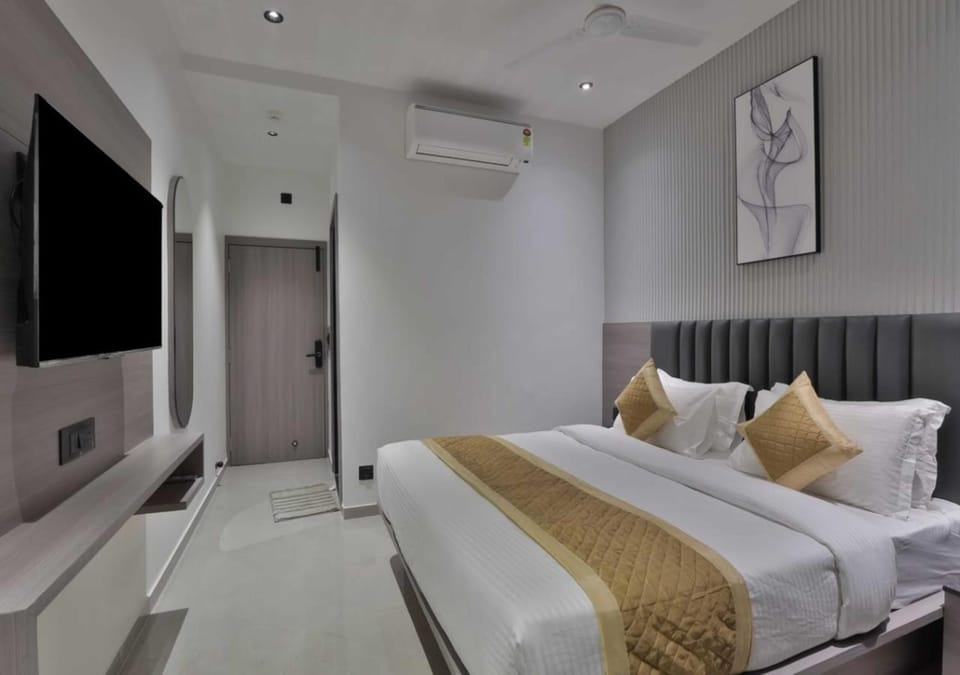 Communal lounge/ TV room, Bed, TV and multimedia, Living room, Photo of the whole room, Seating area, Evening entertainment, Bedroom, air conditioner