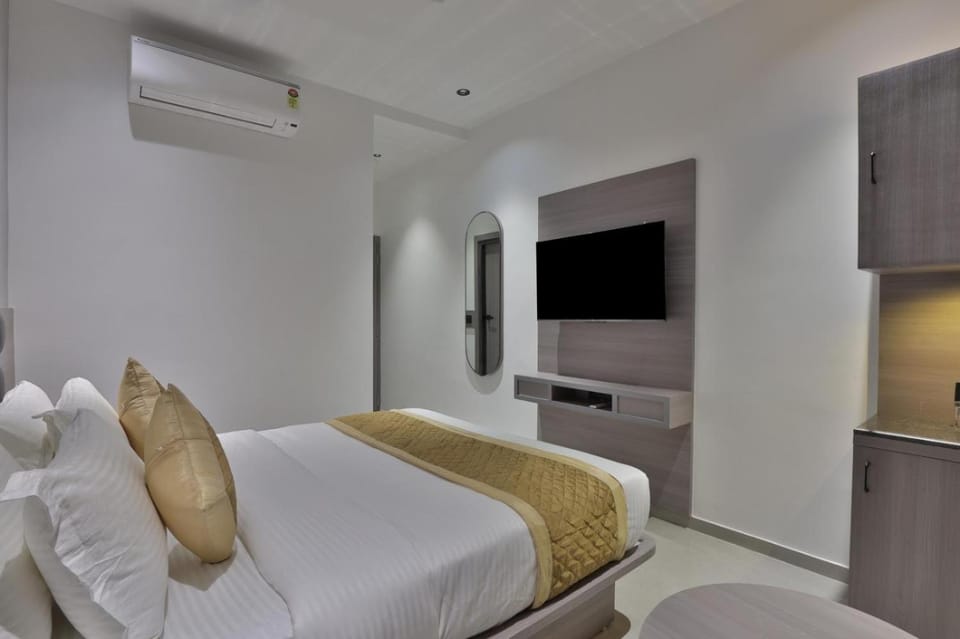 Communal lounge/ TV room, Bed, TV and multimedia, Photo of the whole room, Evening entertainment, Bedroom, air conditioner