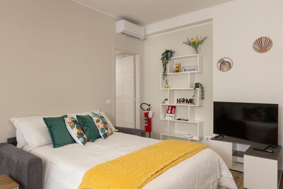 Bed, TV and multimedia, Photo of the whole room, Bedroom