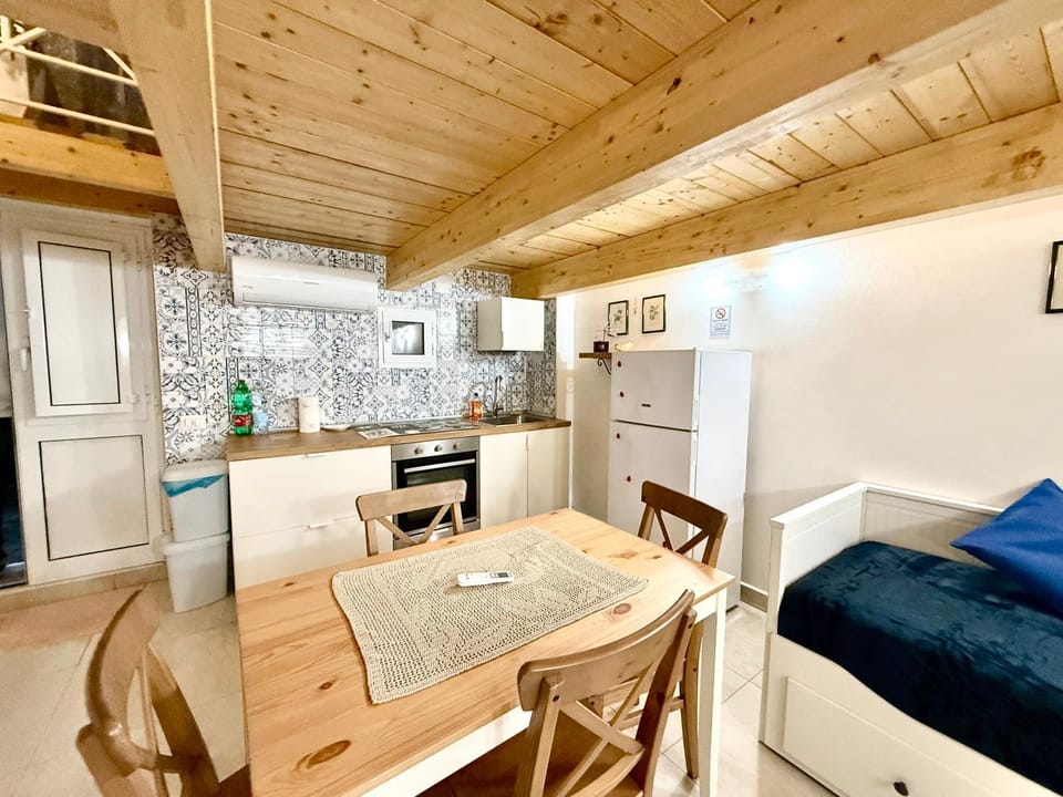 Kitchen or kitchenette, Living room, Seating area, Dining area, oven, stove