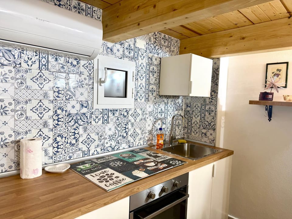 Kitchen or kitchenette, oven, stove