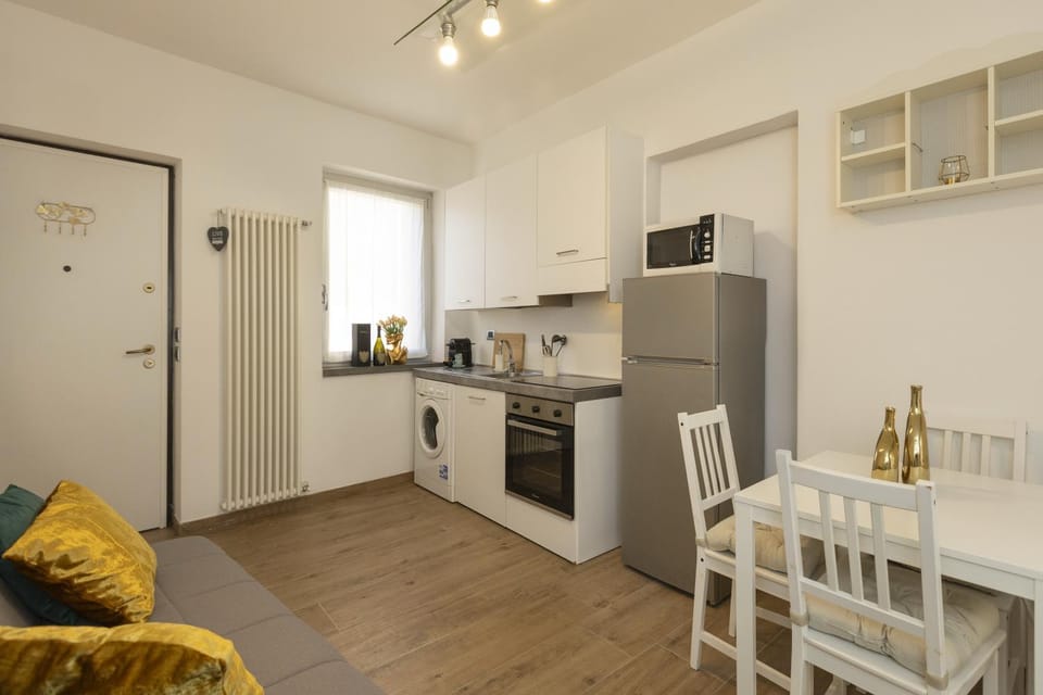 Coffee/tea facilities, Kitchen or kitchenette, Dining area, dishwasher, oven, stove
