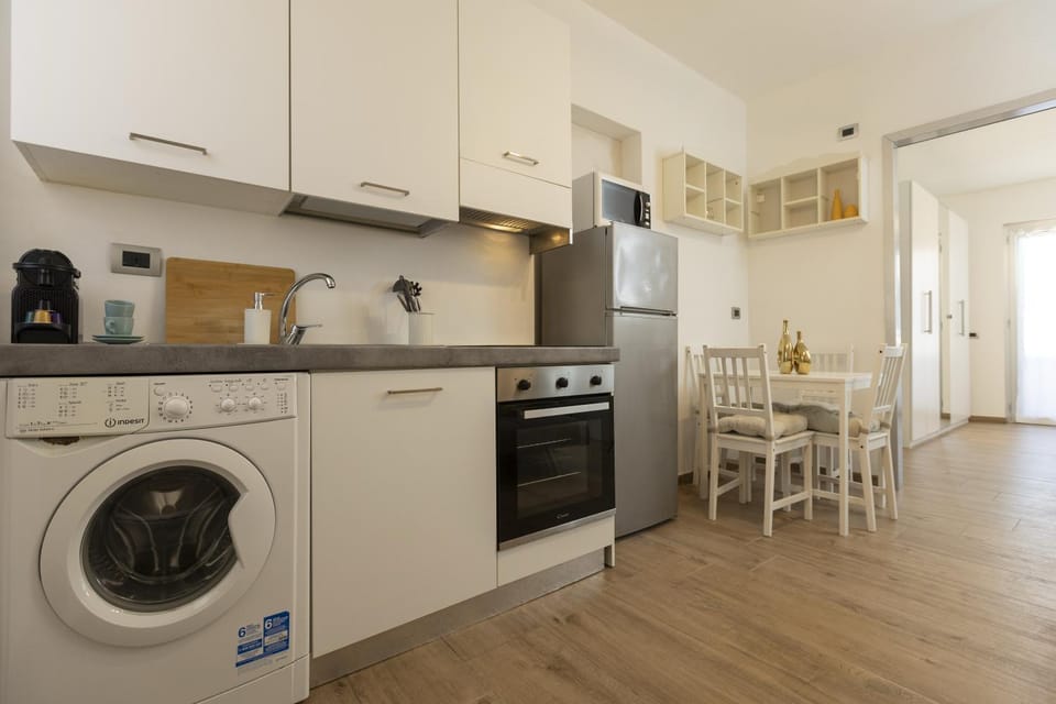Kitchen or kitchenette, Dining area, oven, pet friendly, stove, washing machine
