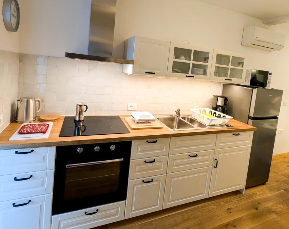 Coffee/tea facilities, oven, stove, toaster, kitchen