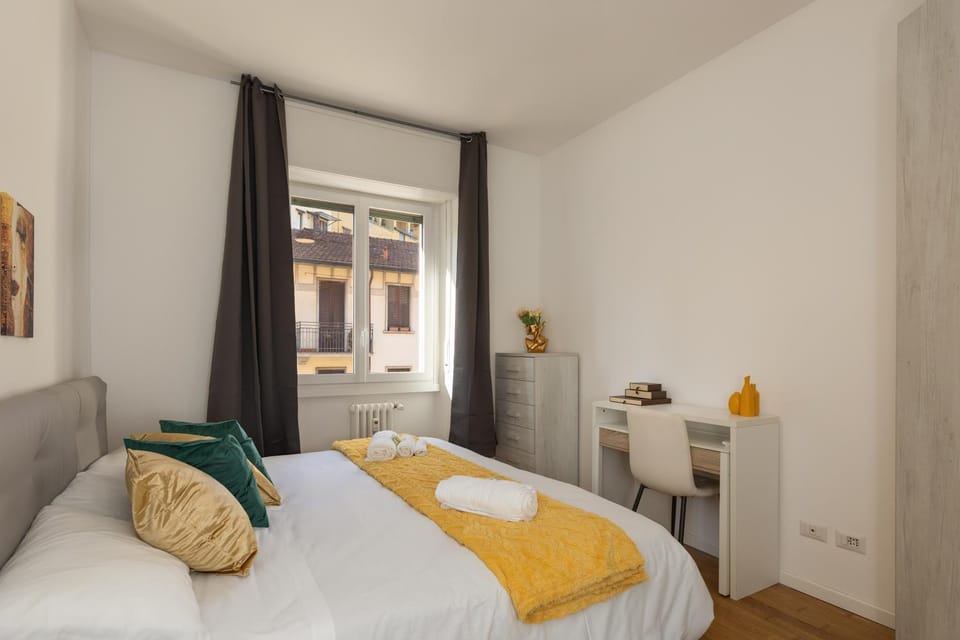 Bed, Photo of the whole room, Seating area, Bedroom