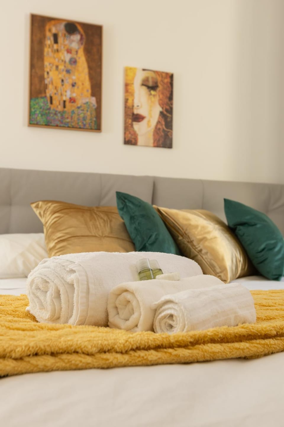 Bed, Bedroom, towels