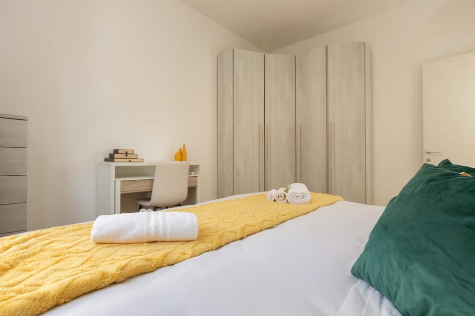 Bed, Bedroom, towels, wardrobe