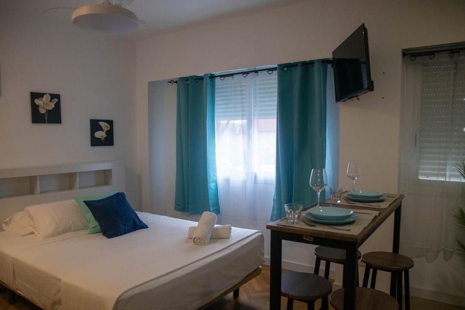 Bed, TV and multimedia, Photo of the whole room, Dining area, Bedroom, towels