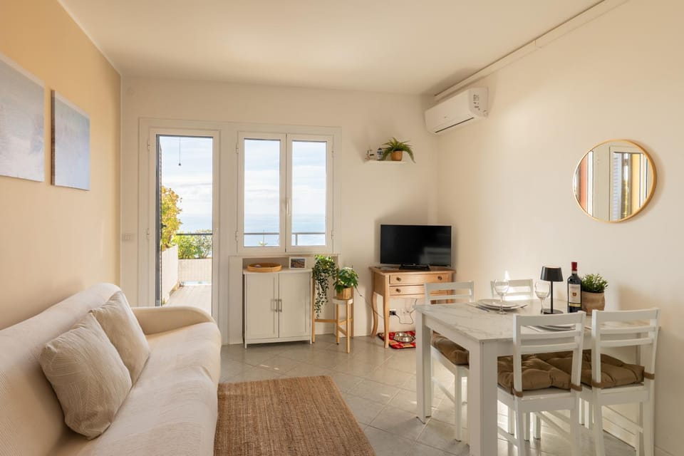 TV and multimedia, Living room, Dining area, air conditioner