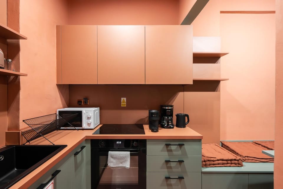 Coffee/tea facilities, microwave, oven, stove, kitchen