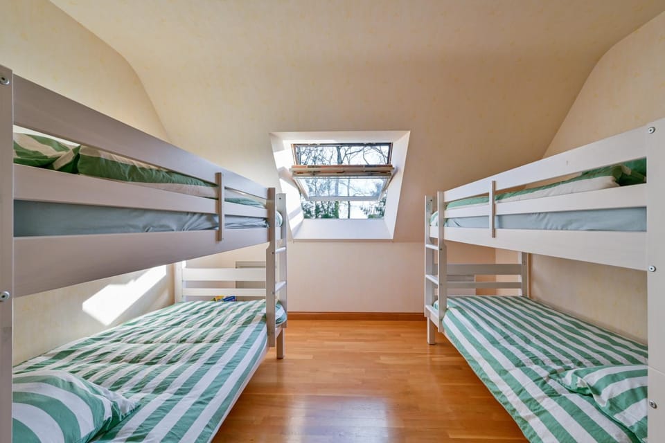 Bedroom, bunk bed