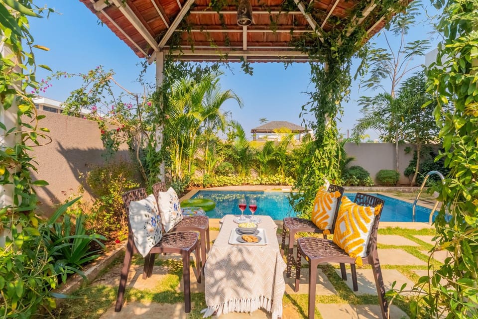 Spring, Day, Garden, Dining area, Pool view, Swimming pool