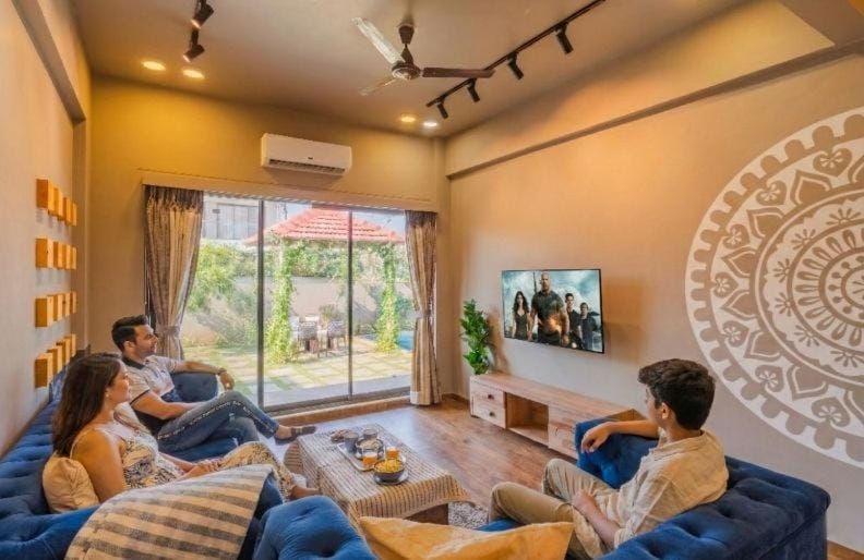Communal lounge/ TV room, People, TV and multimedia, Living room, Seating area, Evening entertainment, group of guests, air conditioner