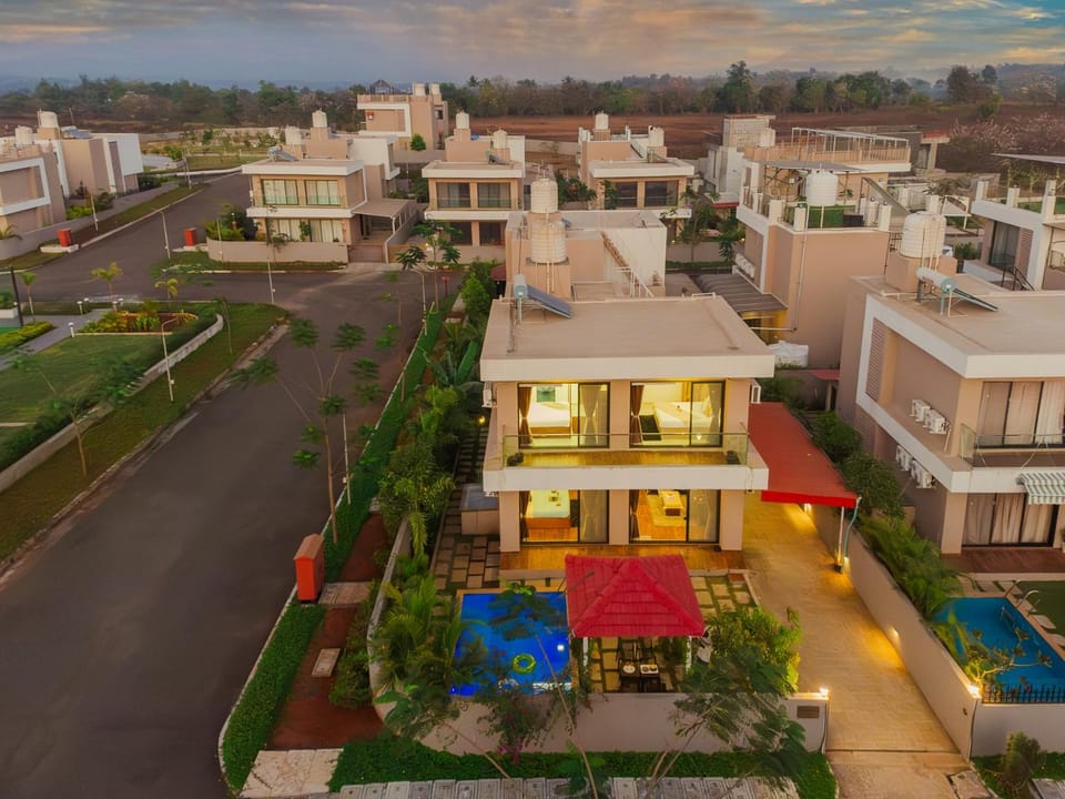 Property building, Neighbourhood, Bird's eye view, City view, Pool view, Street view, Location