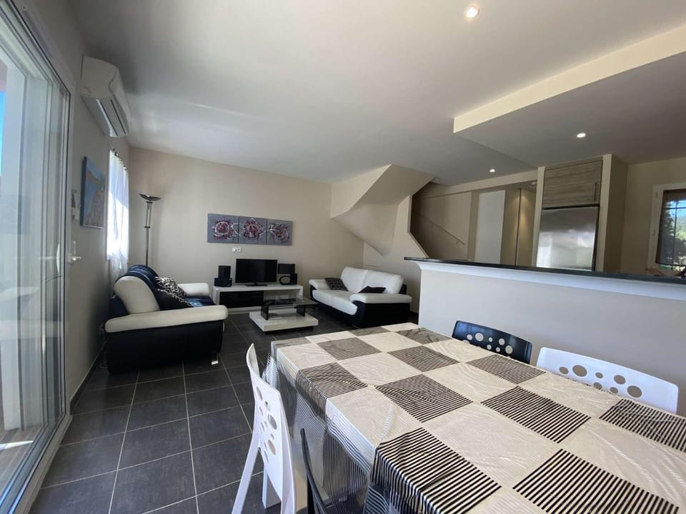 SM410-010 SAINTE MAXIME Maison 4 pièces 6 couchages avec parking Villa in Sainte-Maxime