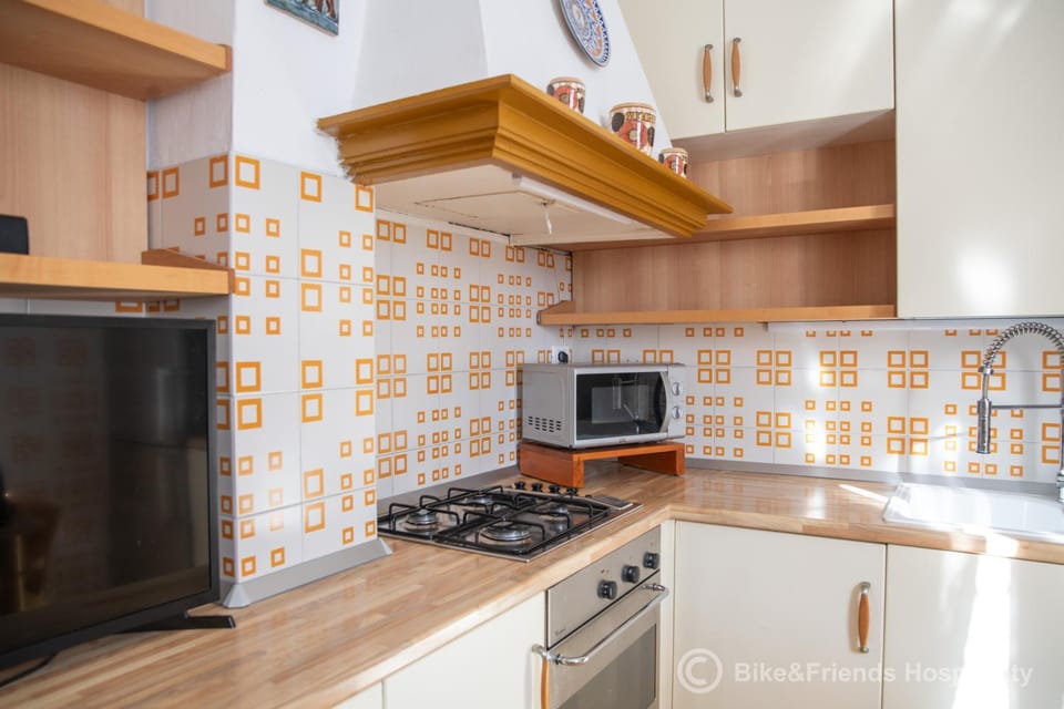 TV and multimedia, Dining area, microwave, oven, stove