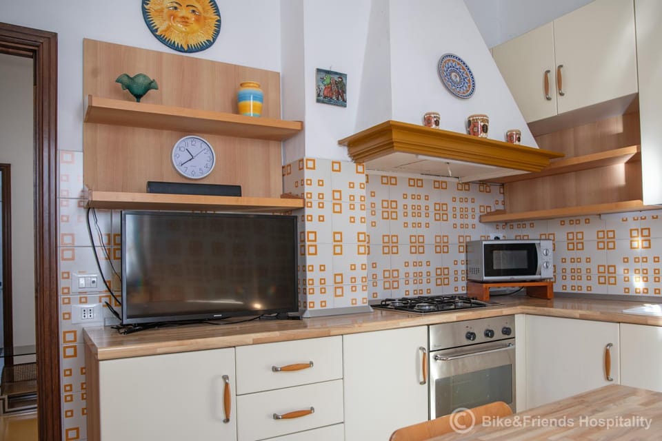 TV and multimedia, Dining area, microwave, oven, stove, kitchen