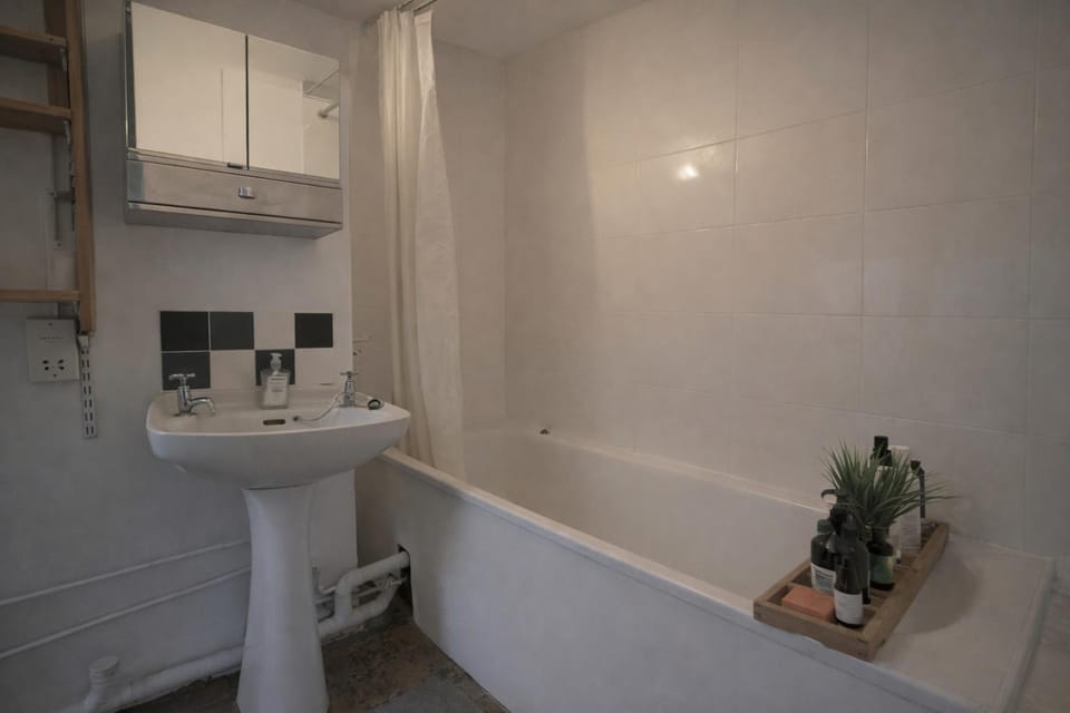 Bathroom, Decorative detail, Bath