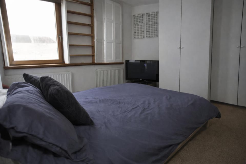 Bed, View (from property/room), Photo of the whole room, Decorative detail, Bedroom