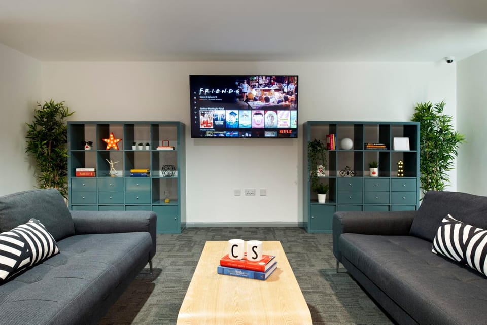 Communal lounge/ TV room, TV and multimedia, Living room, Seating area, Evening entertainment