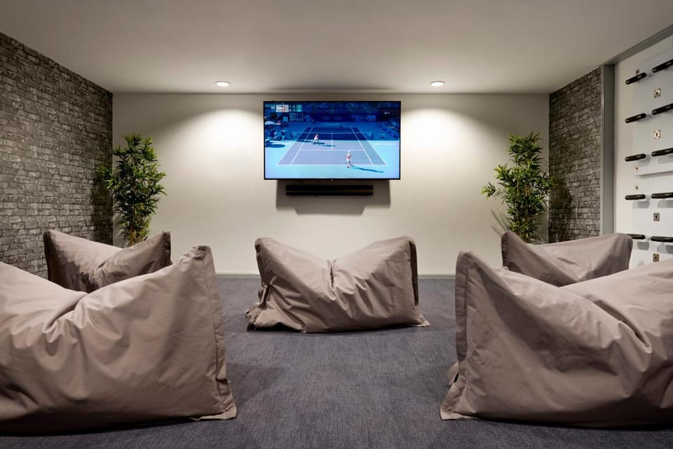 Communal lounge/ TV room, TV and multimedia, Living room, Seating area, Evening entertainment