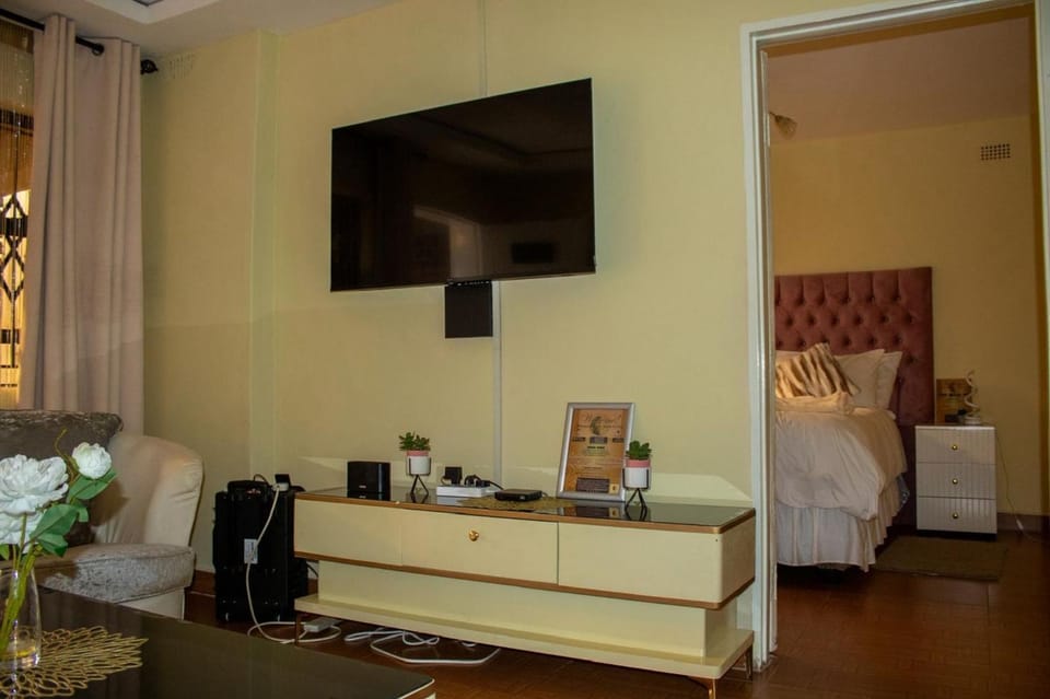 Communal lounge/ TV room, Bed, TV and multimedia, Bedroom
