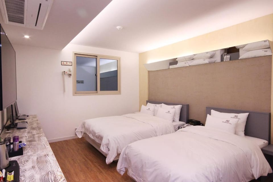 Bed, Photo of the whole room, Bedroom, air conditioner