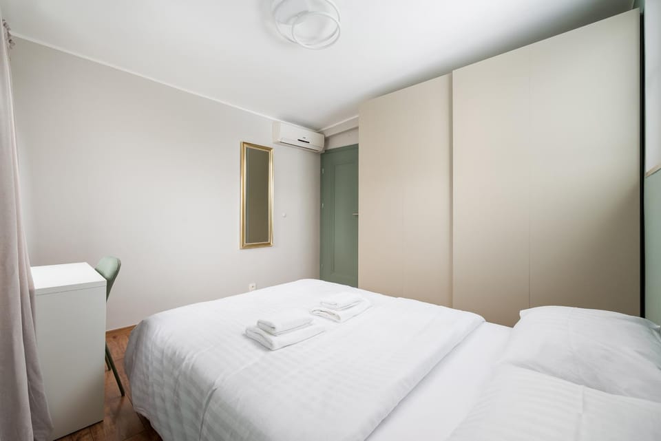 Bed, Bedroom, towels, wardrobe