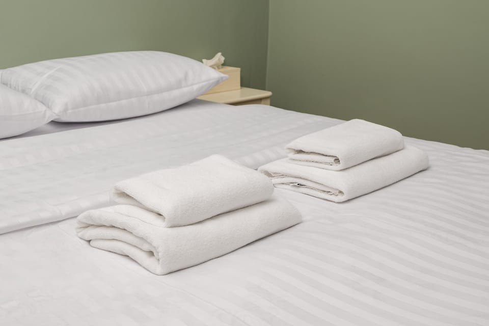 Bed, towels