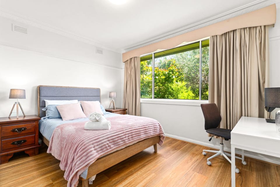 Gorgeous 3BR 1.5Bath AC in Every BR ｜ brick house House in City of Monash