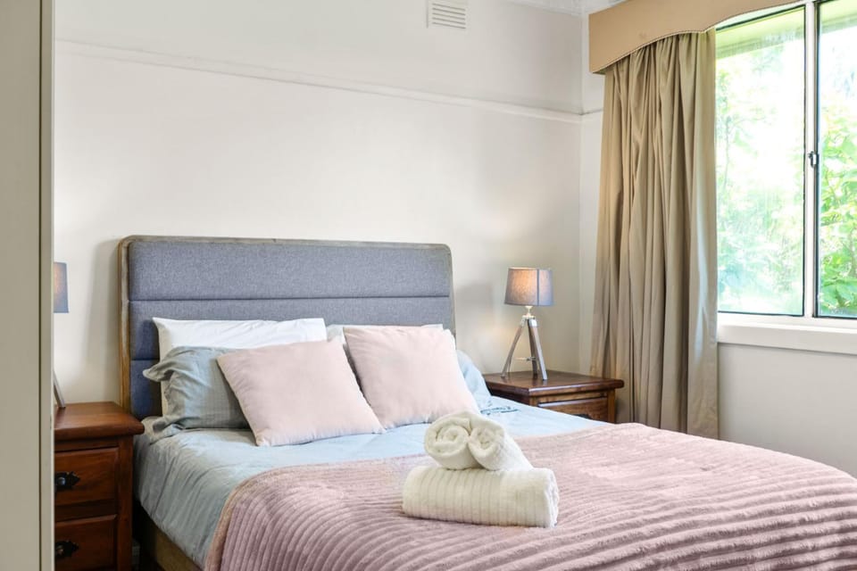 Gorgeous 3BR 1.5Bath AC in Every BR ｜ brick house House in City of Monash