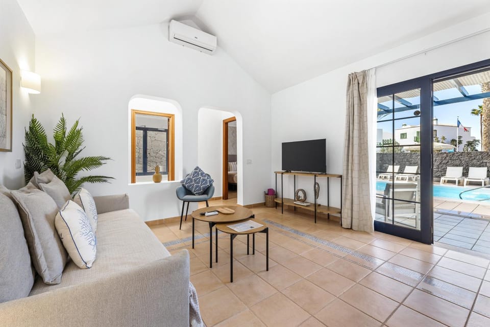 Communal lounge/ TV room, TV and multimedia, Living room, Seating area, Pool view, Swimming pool, sunbed