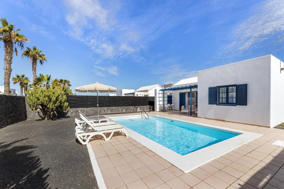 Day, Pool view, Swimming pool, sunbed