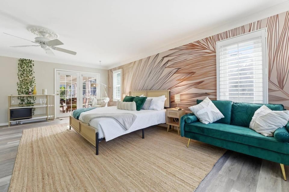 Bed, TV and multimedia, Photo of the whole room, Seating area, Bedroom, fireplace