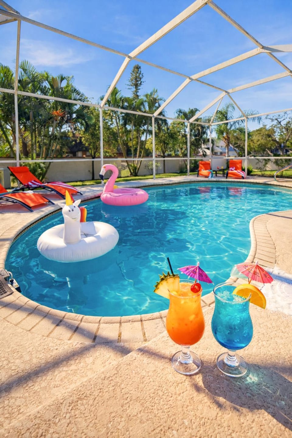 Patio, Swimming pool, sunbed