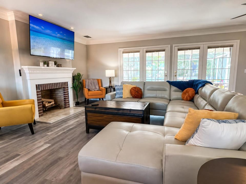 TV and multimedia, Living room, Seating area, fireplace