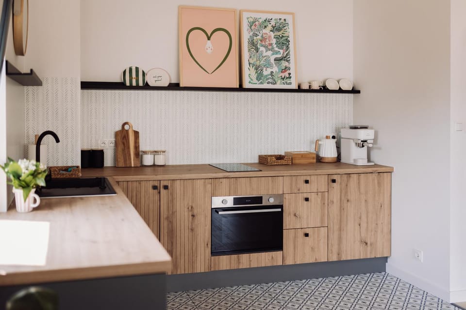 Coffee/tea facilities, Kitchen or kitchenette, microwave, stove