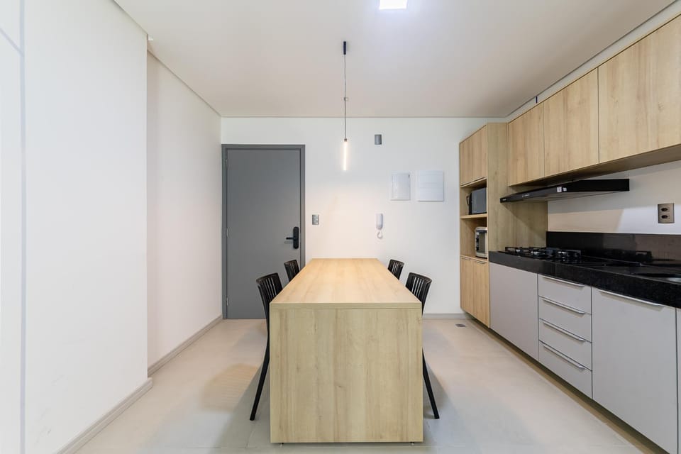 Kitchen or kitchenette, Dining area, minibar, stove
