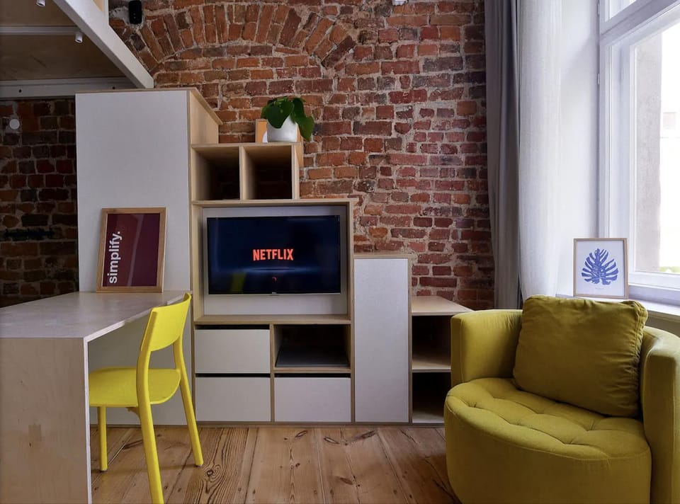 TV and multimedia, Living room, Seating area, Evening entertainment
