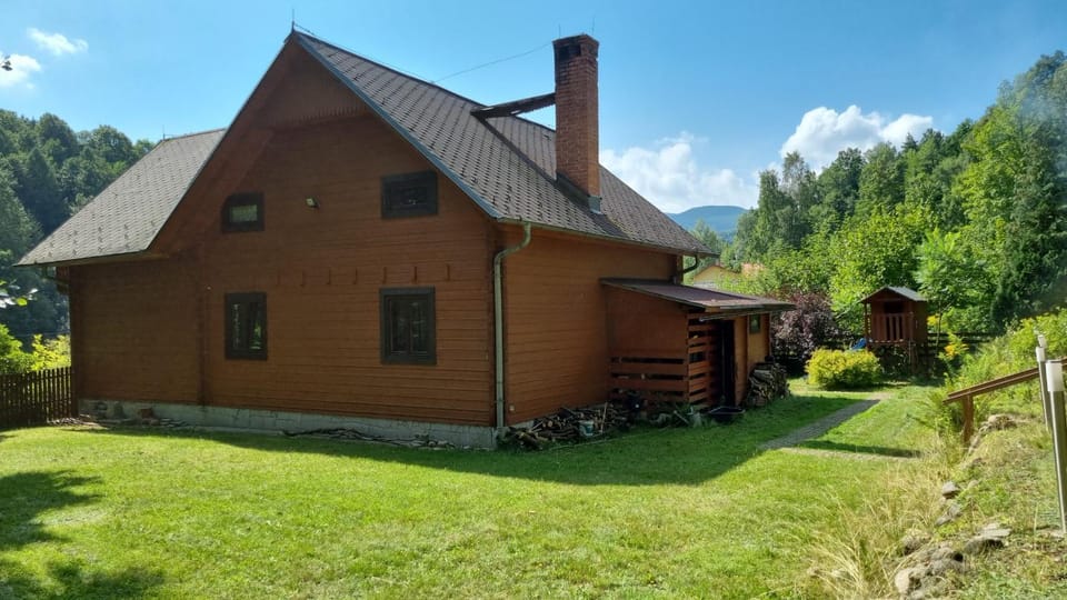 Property building, Spring, Day, Natural landscape, Garden, Garden view, Mountain view
