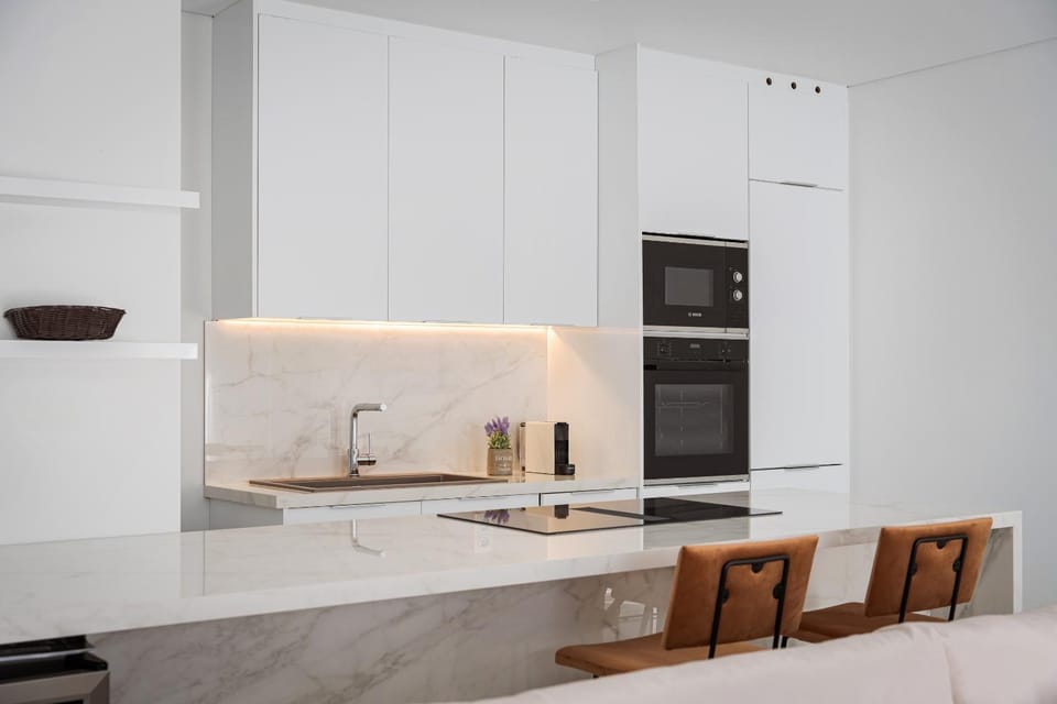 Coffee/tea facilities, Kitchen or kitchenette, Dining area, dishwasher, oven, stove