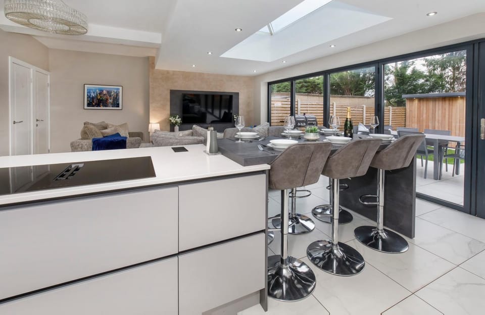 Dining area, kitchen