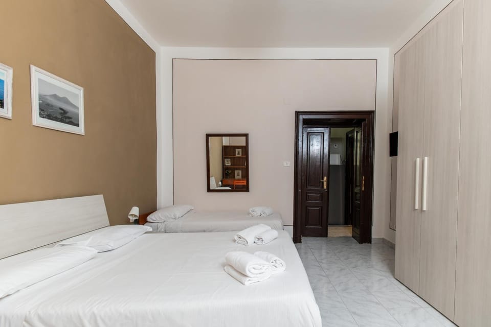 Bedroom, towels