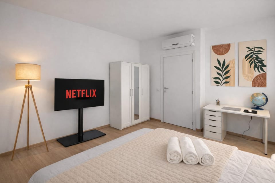 Spring, Bed, Day, Night, Winter, Summer, TV and multimedia, View (from property/room), View (from property/room), Photo of the whole room, Seating area, Evening entertainment, Bedroom, Autumn, Supermarket/grocery shop, Seasons, Parking, flat iron, hair dresser, heating, heating, soundproof, towels, wardrobe, laundry, washing machine, air conditioner, air conditioner