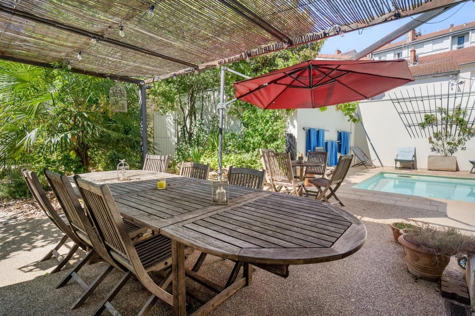 Property building, Balcony/Terrace, Living room