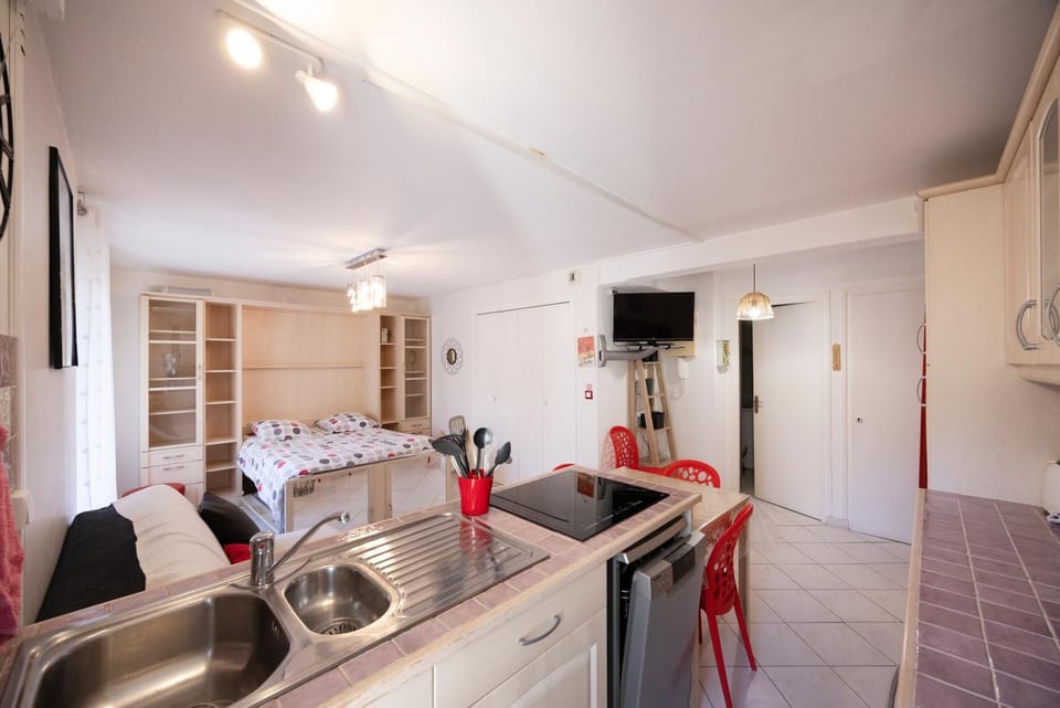 Property building, Kitchen or kitchenette, Living room