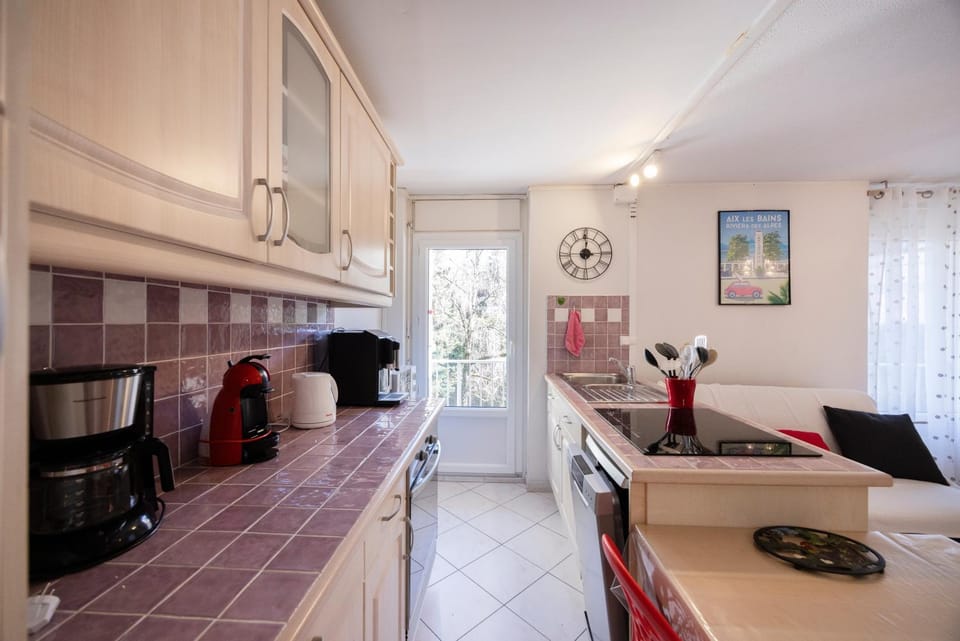 Property building, Kitchen or kitchenette, Living room